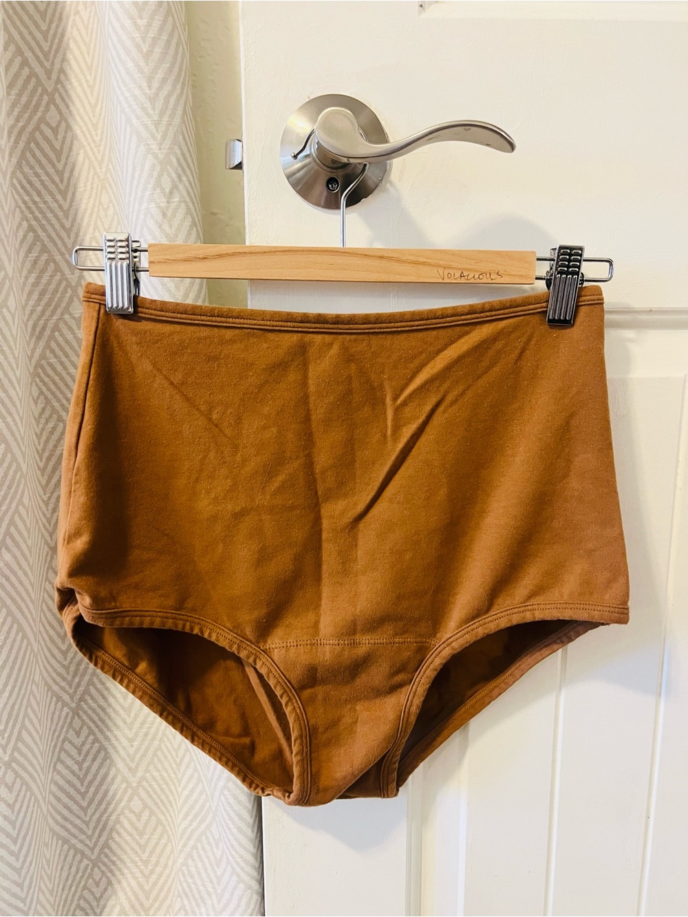 ARQ High-Waist Shorts in Rust Brown